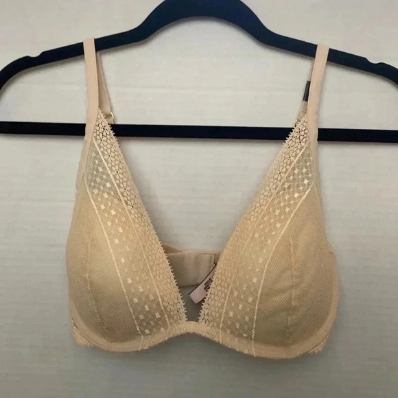 incredible By Victoria Secrets Plunge Bra - Picture 1 of 7